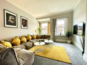 Massive 4 bedroom Duplex Apartment - Sleeps up to 10 People - Free Parking - 5 Minutes to the Best Beach! - Great Location - Fast WiFi - Smart TV - Newly decorated - sleeps up to 10! Close to Bournemo